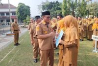 Wali Kota Cilegon, Helldy Agustian, saat memberikan ucapan selamat dan bantuan untuk puluhan jamaah calon haji dari anggota Korpri Kota Cilegon, di Halaman Kantor Wali Kota Cilegon, Senin (29/5/2023). ISTIMEWA