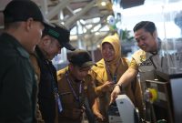 Kepala Bidang Metrologi Legal pada Disperindag Kabupaten Tangerang, H. Irwan Hengki saat pengecekan ulang atau tera ulang keakuratan timbangan bagasi pesawat di Terminal 3 Bandara Soekarno Hatta, Kamis (25/05/2023). ISTIMEWA