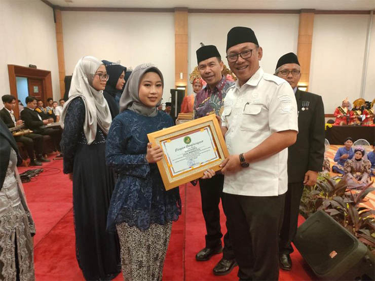 Wali Kota Cilegon, Helldy Agustian saat memberikan Piagam Penghargaan kepada Siswi MAN 2 Kota Cilegon, Rizka Mareta, atas prestasinya yang membanggakan di Ballroom Hotel Krakatau Royal Kota Cilegon Banten, Rabu (24/05/2023). ISTIMEWA  