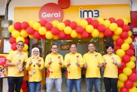 Head of Region Jabotabek Indosat Ooredoo Hutchison, Eric Danari (ketiga dari kanan) dan SVP-Head Regional GTM Indosat Ooredoo Hutchison, Andre Reinaldy (ketiga dari kiri) saat peresmian Pembaruan Gerai IM3 yang dilakukan di Gerai Pemuda, Pulo Gadung,  Jakarta, Senin (26/06). (Foto: Istimewa)