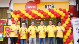Head of Region Jabotabek Indosat Ooredoo Hutchison, Eric Danari (ketiga dari kanan) dan SVP-Head Regional GTM Indosat Ooredoo Hutchison, Andre Reinaldy (ketiga dari kiri) saat peresmian Pembaruan Gerai IM3 yang dilakukan di Gerai Pemuda, Pulo Gadung,  Jakarta, Senin (26/06). (Foto: Istimewa)