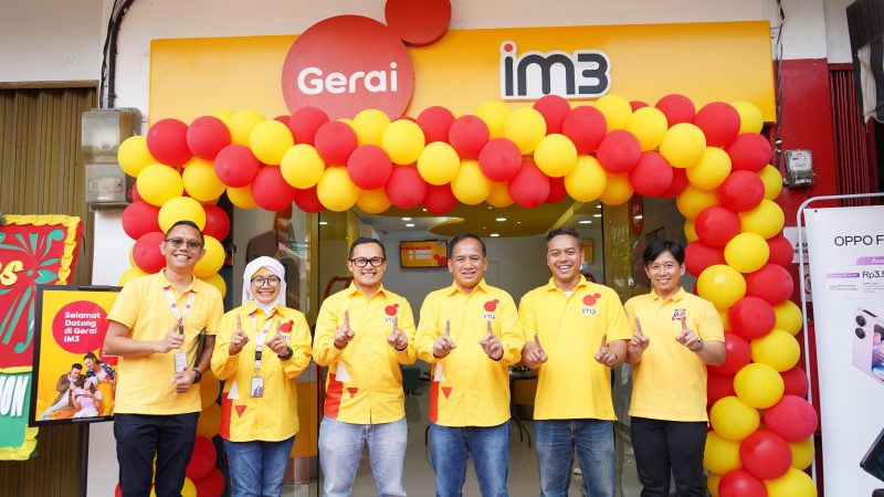 Head of Region Jabotabek Indosat Ooredoo Hutchison, Eric Danari (ketiga dari kanan) dan SVP-Head Regional GTM Indosat Ooredoo Hutchison, Andre Reinaldy (ketiga dari kiri) saat peresmian Pembaruan Gerai IM3 yang dilakukan di Gerai Pemuda, Pulo Gadung,  Jakarta, Senin (26/06). (Foto: Istimewa)