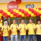 Head of Region Jabotabek Indosat Ooredoo Hutchison, Eric Danari (ketiga dari kanan) dan SVP-Head Regional GTM Indosat Ooredoo Hutchison, Andre Reinaldy (ketiga dari kiri) saat peresmian Pembaruan Gerai IM3 yang dilakukan di Gerai Pemuda, Pulo Gadung,  Jakarta, Senin (26/06). (Foto: Istimewa)
