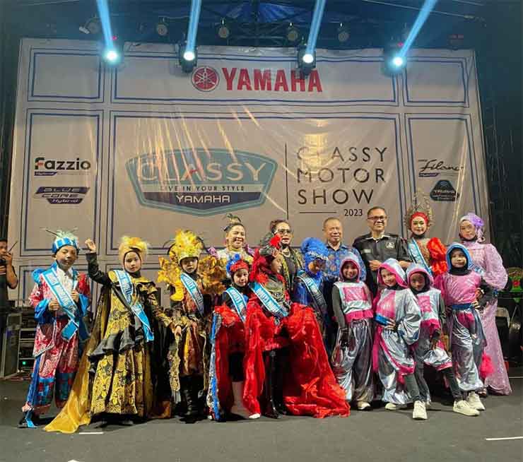 Sanggar Rossy's Entertainment saat Foto Bersama Kepala Dindikbud Kota Serang. (Foto: Istimewa)