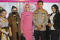 Foto bersama Kapolresta dan Ibu serta Sanggar Rossy's Entertainmnet dalam gelaran Gebyar Semarak HUT Bhayangkara Ke-77 Polresta Tangerang. (Foto: Pou)