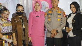 Foto bersama Kapolresta dan Ibu serta Sanggar Rossy's Entertainmnet dalam gelaran Gebyar Semarak HUT Bhayangkara Ke-77 Polresta Tangerang. (Foto: Pou)