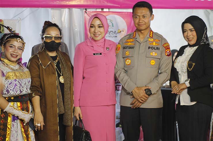 Foto bersama Kapolresta dan Ibu serta Sanggar Rossy's Entertainmnet dalam gelaran Gebyar Semarak HUT Bhayangkara Ke-77 Polresta Tangerang. (Foto: Pou)