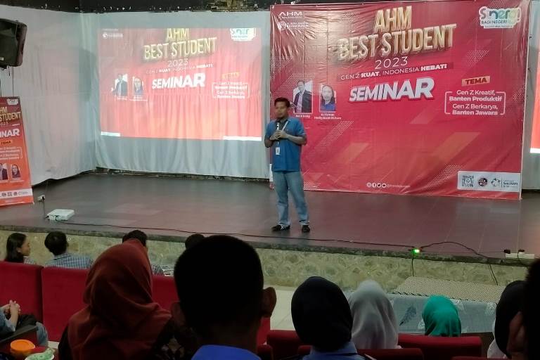 PIC AHM Best Student Honda Banten, Nikmatulloh, saat memberikan sambutan di kegiatan  seminar AHM Best Student 2023, di Rumah Dunia, Kota Serang, Kamis (22/6/23). ISTIMEWA  