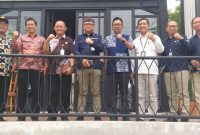 Foto bersama seusai Diskusi Santai Pemkot Serang yang diwakili oleh Sekda Kota Serang Nanang Saefudin bersama Kepala Perwakilan BI Banten Imaduddin Sahabat terkait pasar lingkungan dan zona khas Gerakan Nasional Pengendalian Inflasi Pangan (GNPIP). (Foto: Istimewa)