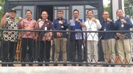 Foto bersama seusai Diskusi Santai Pemkot Serang yang diwakili oleh Sekda Kota Serang Nanang Saefudin bersama Kepala Perwakilan BI Banten Imaduddin Sahabat terkait pasar lingkungan dan zona khas Gerakan Nasional Pengendalian Inflasi Pangan (GNPIP). (Foto: Istimewa)