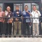 Foto bersama seusai Diskusi Santai Pemkot Serang yang diwakili oleh Sekda Kota Serang Nanang Saefudin bersama Kepala Perwakilan BI Banten Imaduddin Sahabat terkait pasar lingkungan dan zona khas Gerakan Nasional Pengendalian Inflasi Pangan (GNPIP). (Foto: Istimewa)