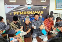 BNNP Banten saat lakukan pemusnahan narkotika jenis sabu usai berhasil lakukan penangkapan kurir sabu di jalan TOL Jakarta-Merak. Pemusnahan tersebut dilakukan di Kantor BNNP Banten, Jumat (7/7/2023). ISTIMEWA