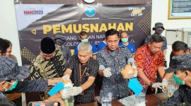 BNNP Banten saat lakukan pemusnahan narkotika jenis sabu usai berhasil lakukan penangkapan kurir sabu di jalan TOL Jakarta-Merak. Pemusnahan tersebut dilakukan di Kantor BNNP Banten, Jumat (7/7/2023). ISTIMEWA