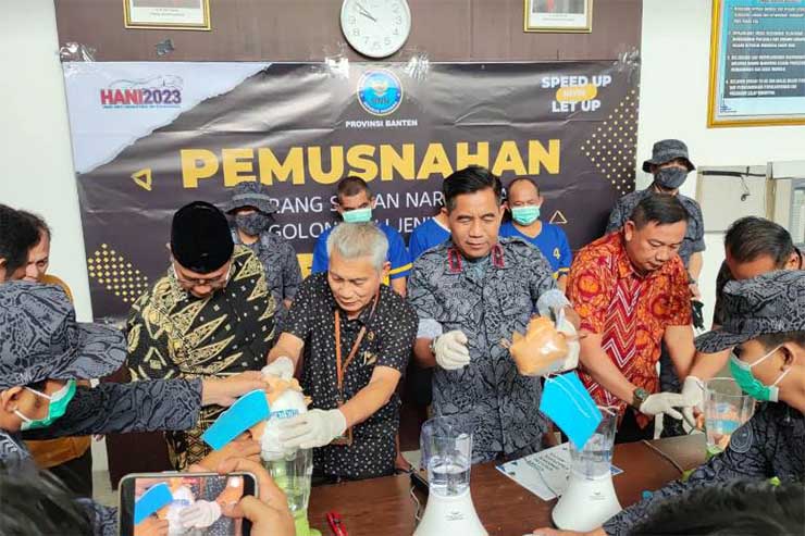 BNNP Banten saat lakukan pemusnahan narkotika jenis sabu usai berhasil lakukan penangkapan kurir sabu di jalan TOL Jakarta-Merak. Pemusnahan tersebut dilakukan di Kantor BNNP Banten, Jumat (7/7/2023). ISTIMEWA