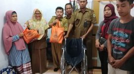 Dinsos Cilegon Serahkan Bantuan Kursi Roda Untuk Penderita Kanker. ISTIMEWA