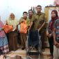 Dinsos Cilegon Serahkan Bantuan Kursi Roda Untuk Penderita Kanker. ISTIMEWA