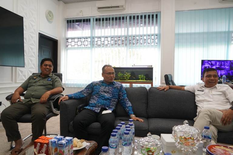 Kepala Dinas Kominfo Kota Cilegon Agus Zulkarnain (tengah), saat studi tiru ke Diskominfo Kota Palembang, Rabu 5 Juli 2023. ISTIMEWA