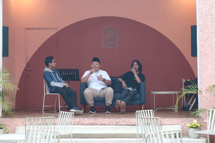 Ketua panitia Tanifest 2023, Suroyo (tengah) bersama personil group band Allfy Rev (kanan) saat menggelar Press Conference di Kiri Coffee & Eatery, Jumat, 14 Juli 2023. ISTIMEWA 