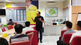 Wali Kota Cilegon, Helldy Agustian, saat memberikan motivasi kepada puluhan sales dan pegawai Auto 2000 Plaju, Palembang, Sumatera Selatan, pada Rabu, 5 Juli 2023. ISTIMEWA 