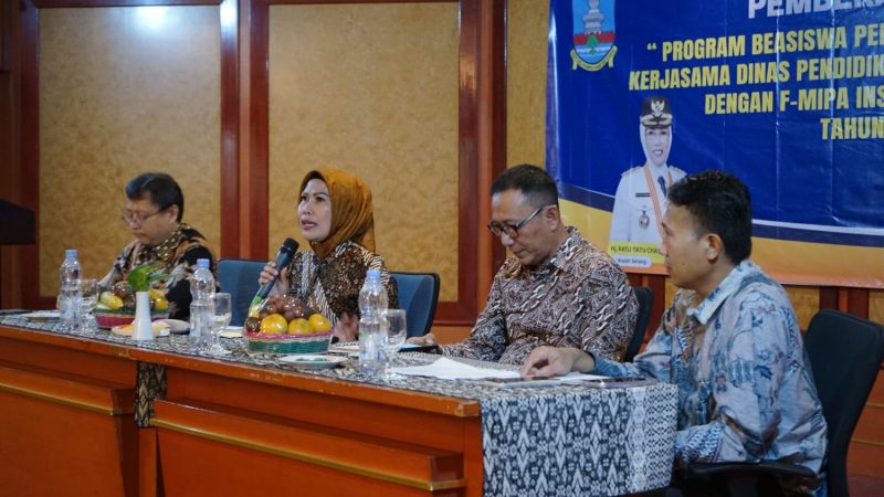 Bupati Serang Ratu Tatu Chasanah, saat membuka Program Beasiswa Gratis. (Foto: Istimewa)