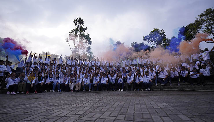 Suasana keseruan Direksi, Staf dan Karyawan, merayakan Ulang Tahun Ke-2 PT. Krakatau Sarana Properti (KSP). (Foto: Istimewa)