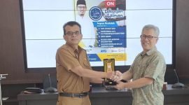 Kepala Dinas Koperasi UKM dan Tenaga Kerja Kota Bukittinggi, Noverdi (kiri), saat memberikan cinderamata ke Kepala Dinas Koperasi dan UMKM Kota Cilegon, Didin S. Maulana, di kantor Dinas Dinas Koperasi UKM dan Tenaga Kerja Kota Bukittinggi, Senin (24/7/2023). DOK: RULIE SATRIA 