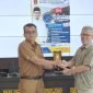 Kepala Dinas Koperasi UKM dan Tenaga Kerja Kota Bukittinggi, Noverdi (kiri), saat memberikan cinderamata ke Kepala Dinas Koperasi dan UMKM Kota Cilegon, Didin S. Maulana, di kantor Dinas Dinas Koperasi UKM dan Tenaga Kerja Kota Bukittinggi, Senin (24/7/2023). DOK: RULIE SATRIA 