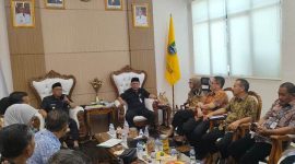 Wali Kota Cilegon, Helldy Agustian bersama ASDA 1 Kota Cilegon, Tatang Muftadi, saat menggelar rapat bersama belasan Kepala Sekolah di Kota Cilegon, di ruang rapat Wali Kota, Kamis (20/7/2023). ISTIMEWA  