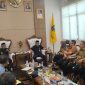 Wali Kota Cilegon, Helldy Agustian bersama ASDA 1 Kota Cilegon, Tatang Muftadi, saat menggelar rapat bersama belasan Kepala Sekolah di Kota Cilegon, di ruang rapat Wali Kota, Kamis (20/7/2023). ISTIMEWA  