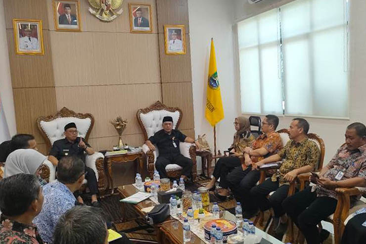 Wali Kota Cilegon, Helldy Agustian bersama ASDA 1 Kota Cilegon, Tatang Muftadi, saat menggelar rapat bersama belasan Kepala Sekolah di Kota Cilegon, di ruang rapat Wali Kota, Kamis (20/7/2023). ISTIMEWA  