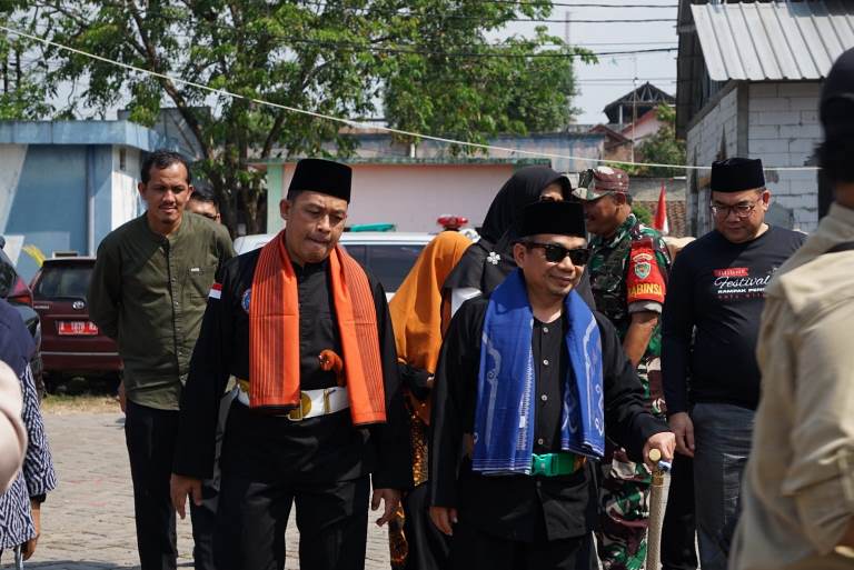 Wakil Wali Kota Cilegon, Sanuji Pentamarta, dan Anggota Komisi 1 DPR RI, Jazuli Juwaini, saat menghadiri kegiatan Festival Seni Rampak Pencak Silat, di Halaman Pasar Blok F Kota Cilegon pada Minggu, 6 Agustus 2023. ISTIMEWA 