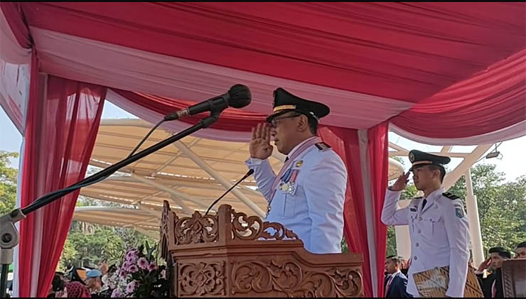 Wali Kota Helldy Agustian saat pimpin Upacara HUT Kemerdekaan RI Ke-78, di halaman Alun-alun Kota Cilegon, Kamis (17/8/2023). (Foto: ABD)