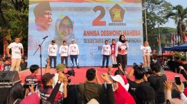 Sekretaris DPD Gerindra Banten, sekaligus Caleg DPR RI Dapil Banten II,  Annisa Desmond J Mahesa, saat memberikan sambutan sebelum dimulainya jalan sehat dimulai dari Alun-alun Kota Serang dan berakhir di Rumah Aspirasi Desmond J Mahesa, Cipocok Jaya, Kota Serang, Minggu (20/8/2023). RULIE SATRIA 