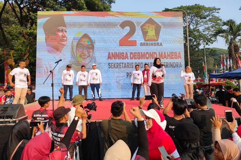 Sekretaris DPD Gerindra Banten, sekaligus Caleg DPR RI Dapil Banten II,  Annisa Desmond J Mahesa, saat memberikan sambutan sebelum dimulainya jalan sehat dimulai dari Alun-alun Kota Serang dan berakhir di Rumah Aspirasi Desmond J Mahesa, Cipocok Jaya, Kota Serang, Minggu (20/8/2023). RULIE SATRIA 