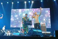 Kapolresta Serang Kota Kombes Sofwan Hermanto bersama Dandim 0602/Serang saat Nyanyi Bareng Slank. (Foto: Fajar-JPPN)