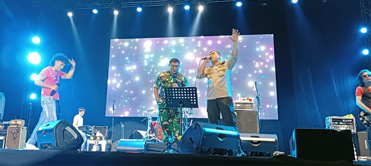 Kapolresta Serang Kota Kombes Sofwan Hermanto bersama Dandim 0602/Serang saat Nyanyi Bareng Slank. (Foto: Fajar-JPPN)