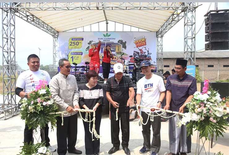 Puri Harmoni Indah meriahkan HUT RI ke-78 dan HUT Kota Serang yang ke-16 dengan acara GRAND LAUNCHING, Walikota Serang Syafrudin, turut menyemarakkan acara ini. (Foto: Istimewa)