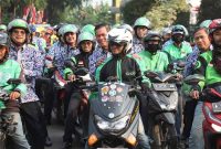 Walikota, Wakil Walikota, Sekda Kota Serang, bersama jajaran Forkopimda Kota Serang, tampil memukau dalam Pakaian Batik Khas Kota Serang yang mengusung motif Paduraksa menukangi Ojol, saat Kirab Pawai Budaya. (Foto: Istimewa)