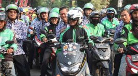 Walikota, Wakil Walikota, Sekda Kota Serang, bersama jajaran Forkopimda Kota Serang, tampil memukau dalam Pakaian Batik Khas Kota Serang yang mengusung motif Paduraksa menukangi Ojol, saat Kirab Pawai Budaya. (Foto: Istimewa)