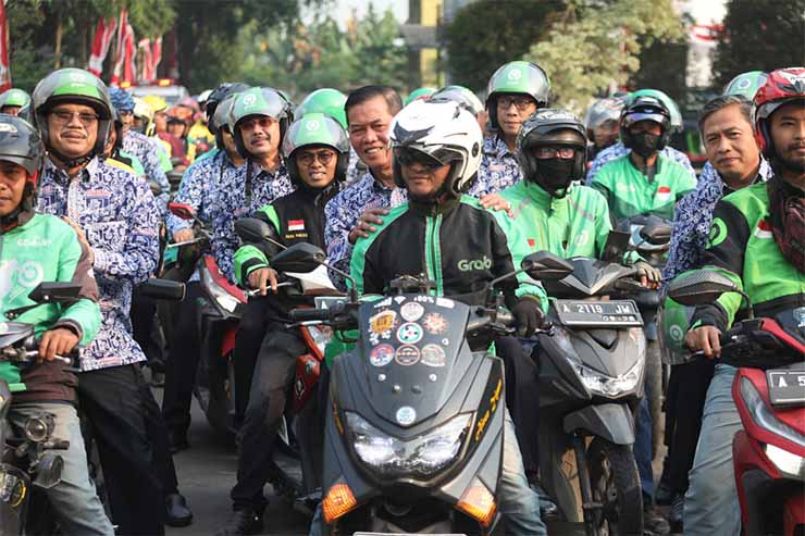 Walikota, Wakil Walikota, Sekda Kota Serang, bersama jajaran Forkopimda Kota Serang, tampil memukau dalam Pakaian Batik Khas Kota Serang yang mengusung motif Paduraksa menukangi Ojol, saat Kirab Pawai Budaya. (Foto: Istimewa)