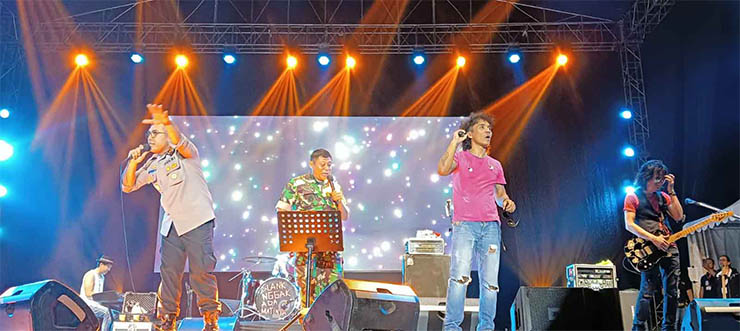 Pesan damai yang disampaikan oleh Kapolresta Serang Kota, Kombes Pol Sofwan Hermanto, bersama Dandim 0602/Serang, Kolonel Arm Fajar Catur Prasetyo dalam Konser Slank 'Nyanyian Kemerdekaan 2023. (Foto: Fajar-JPNN)