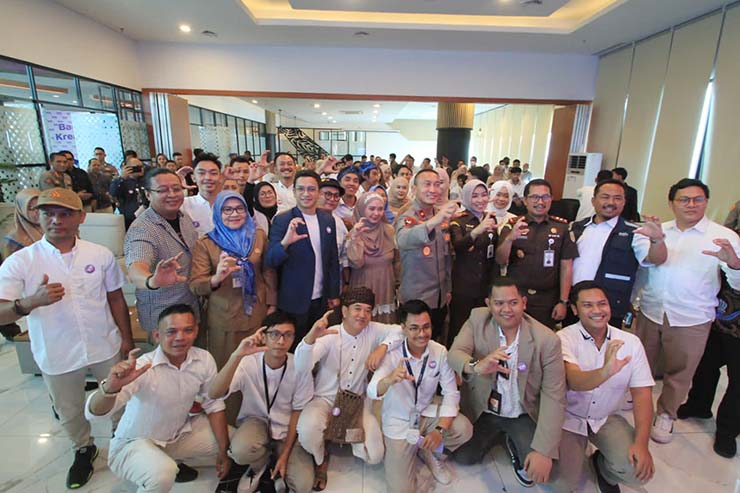 Para Influencer juga Content Creator saat Foto bersama Wakapolda Banten Brigjen M Sabilul Alif dan Kajati Banten, Didik Farkhan Alisyahdi, seusai acara pengukuhan ICN Banten. (Foto: Istimewa)