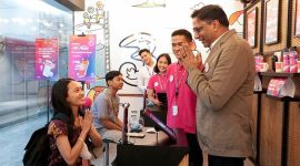 President Director & Chief Executive Officer IOH Vikram Sinha saat berbincang dengan pelanggan di gerai IM3 dan 3Store Jakarta. dalam rangka Hari Pelanggan Nasional, Senin (04/09). (Foto: Istimewa)