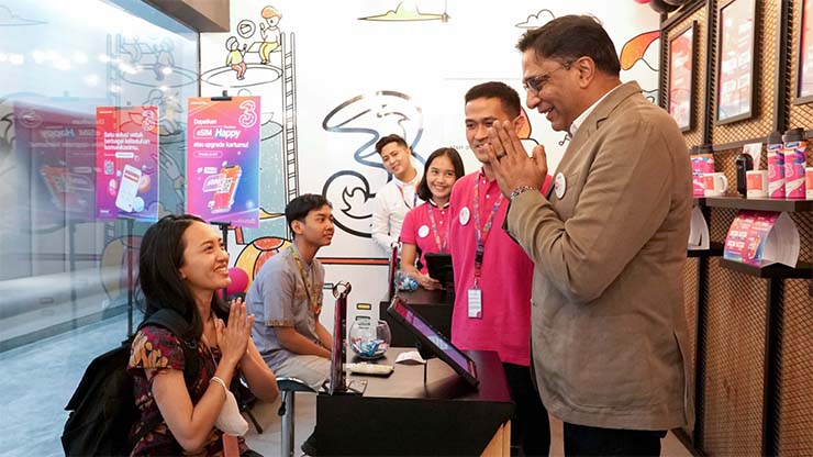 President Director & Chief Executive Officer IOH Vikram Sinha saat berbincang dengan pelanggan di gerai IM3 dan 3Store Jakarta. dalam rangka Hari Pelanggan Nasional, Senin (04/09). (Foto: Istimewa)