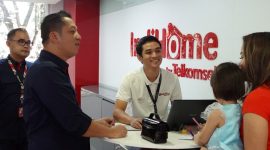 Pegawai Telkomsel saat melayani pelanggan setianya / ISTIMEWA