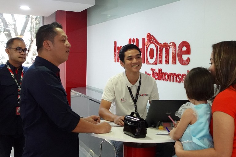 Pegawai Telkomsel saat melayani pelanggan setianya / ISTIMEWA