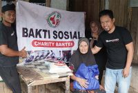Yayasan Charity Banten membagikan Beras dan Sembako kepada warga tidak mampu, di Jum'at Berkah. (Foto: Pou)