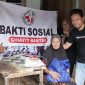 Yayasan Charity Banten membagikan Beras dan Sembako kepada warga tidak mampu, di Jum'at Berkah. (Foto: Pou)