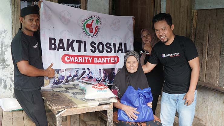 Yayasan Charity Banten membagikan Beras dan Sembako kepada warga tidak mampu, di Jum'at Berkah. (Foto: Pou)