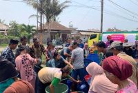 Indosat IOH mengambil langkah proaktif dengan mengirimkan bantuan air bersih kepada masyarakat yang terdampak. (Foto: Istimewa)